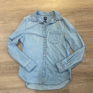 Gap Women’s Button-Up Shirt